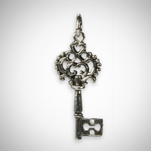 Clé antique. Pendentif en argent. 13x30mm