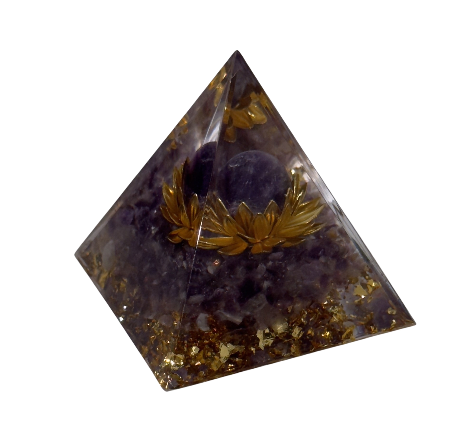 Pyramide d'orgonite avec pierres d'améthyste et fleur de lotus