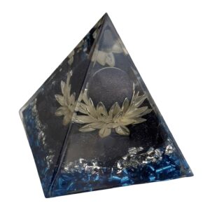 Pyramide d'Orgonite avec Pierre des Étoiles Bleue et Fleur de Lotus